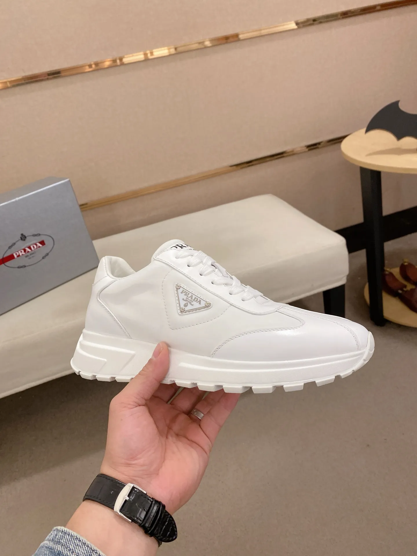 Men's shoes 💰 580💰 ✔️✔️✔️Higher version High-quality new PRADA (Prada) counters are launched simultaneously. The new men's shoes and 😘 fabrics are made of high-tech glue-spraying technology. Lining: Full cowhide lining. 👍🏿 High-end ☄️ air-cushion molded anti-slip rubber outsole, exquisite lines, simple and elegant, comfortable and high-end for leisure travel. Code number: 38 to 44 (45 can be customized and cannot be returned or exchanged)